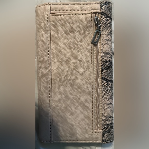 GUESS Wallet - Picture 3 of 3